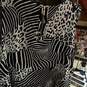 Sleeve top with animal print in black-and-white.